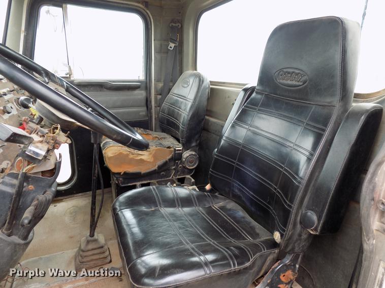 image for item DD3658 2000 Peterbilt 379 semi truck