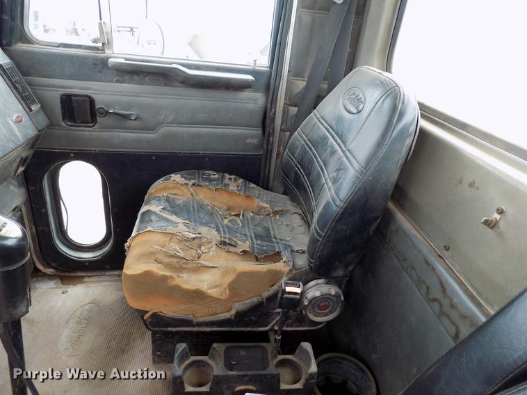 image for item DD3658 2000 Peterbilt 379 semi truck