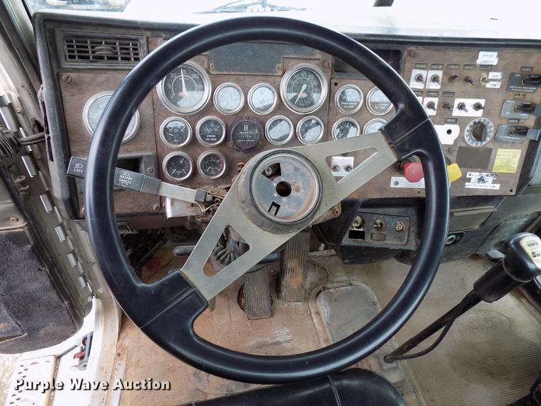 image for item DD3658 2000 Peterbilt 379 semi truck