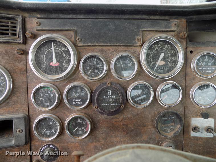 image for item DD3658 2000 Peterbilt 379 semi truck