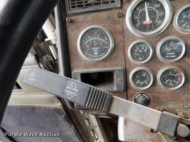 image for item DD3658 2000 Peterbilt 379 semi truck