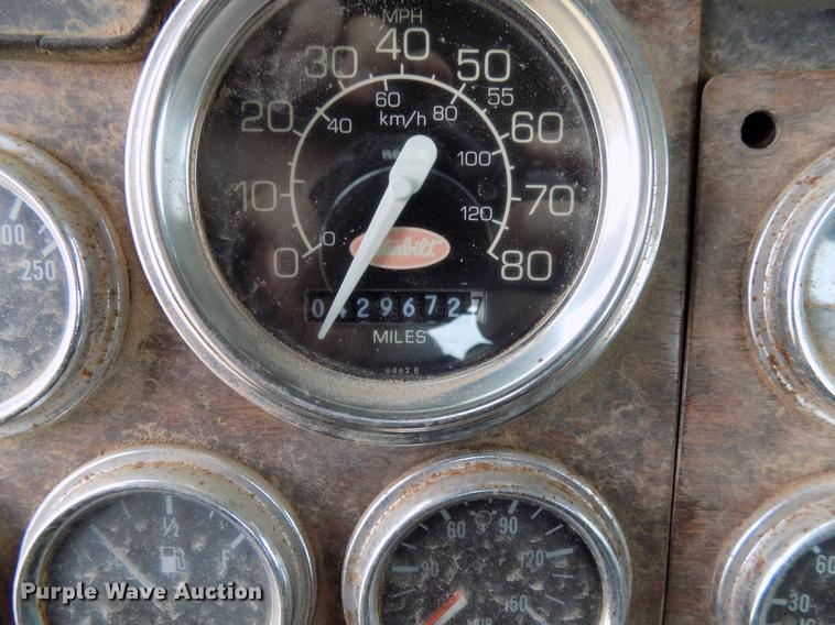 image for item DD3658 2000 Peterbilt 379 semi truck