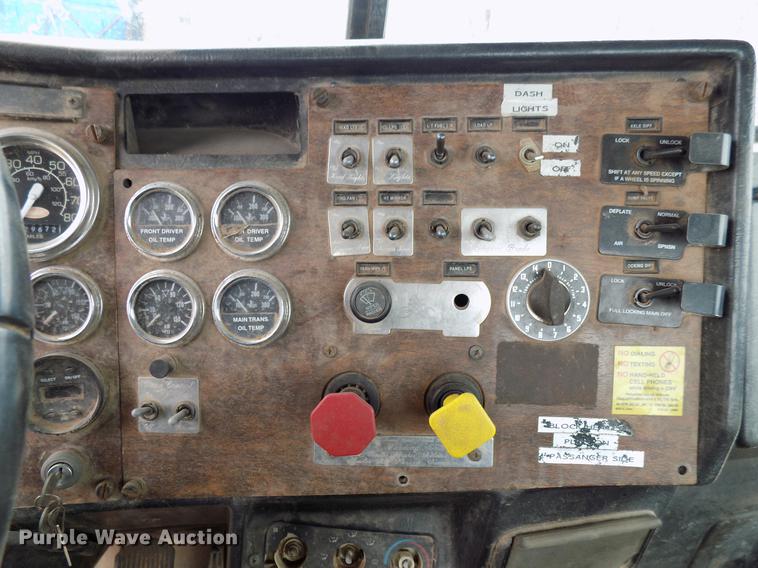 image for item DD3658 2000 Peterbilt 379 semi truck