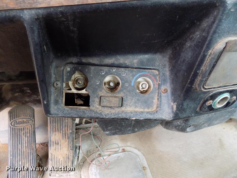 image for item DD3658 2000 Peterbilt 379 semi truck