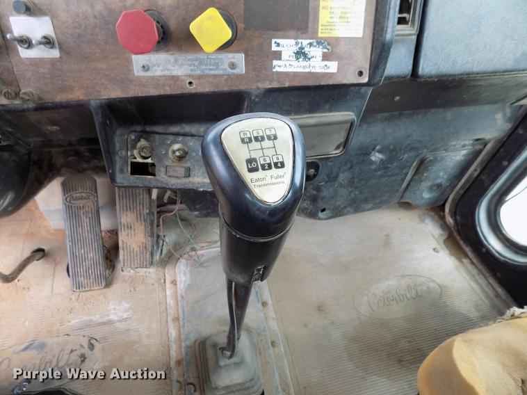 image for item DD3658 2000 Peterbilt 379 semi truck