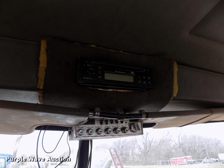 image for item DD3658 2000 Peterbilt 379 semi truck