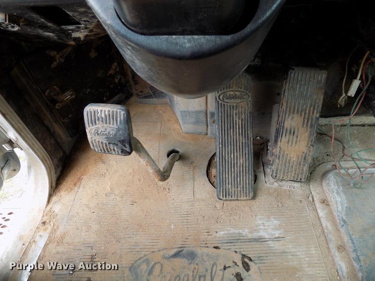 image for item DD3658 2000 Peterbilt 379 semi truck