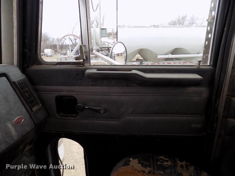 image for item DD3658 2000 Peterbilt 379 semi truck