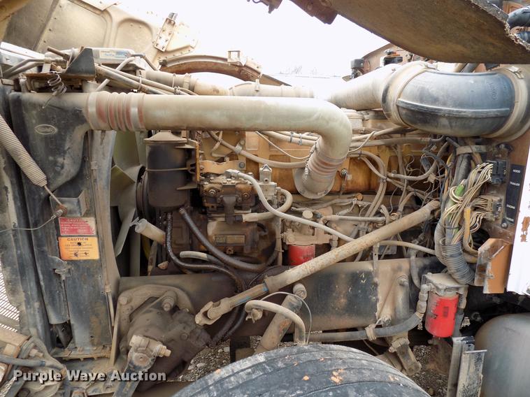 image for item DD3658 2000 Peterbilt 379 semi truck