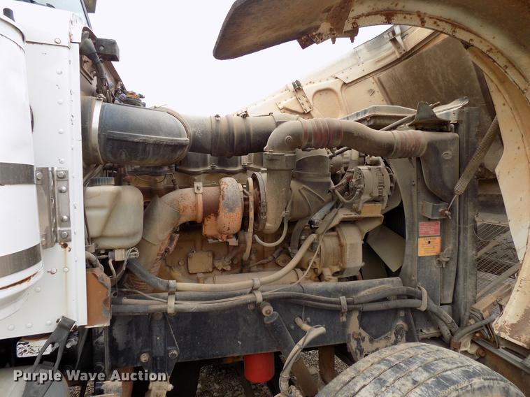 image for item DD3658 2000 Peterbilt 379 semi truck
