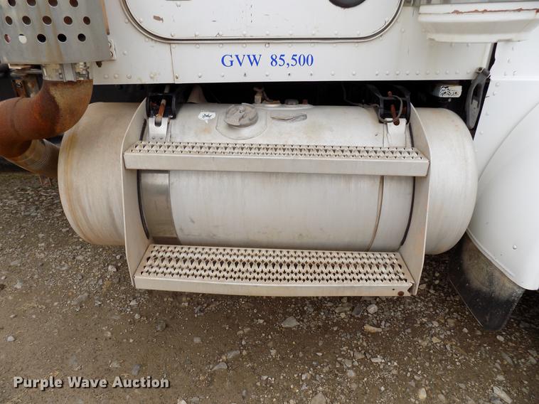 image for item DD3658 2000 Peterbilt 379 semi truck