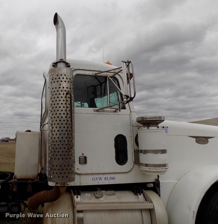 image for item DD3658 2000 Peterbilt 379 semi truck