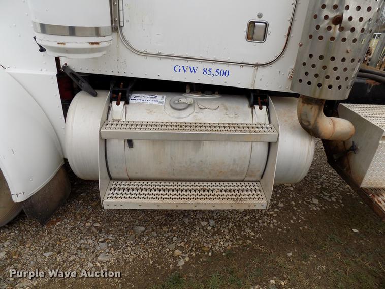 image for item DD3658 2000 Peterbilt 379 semi truck
