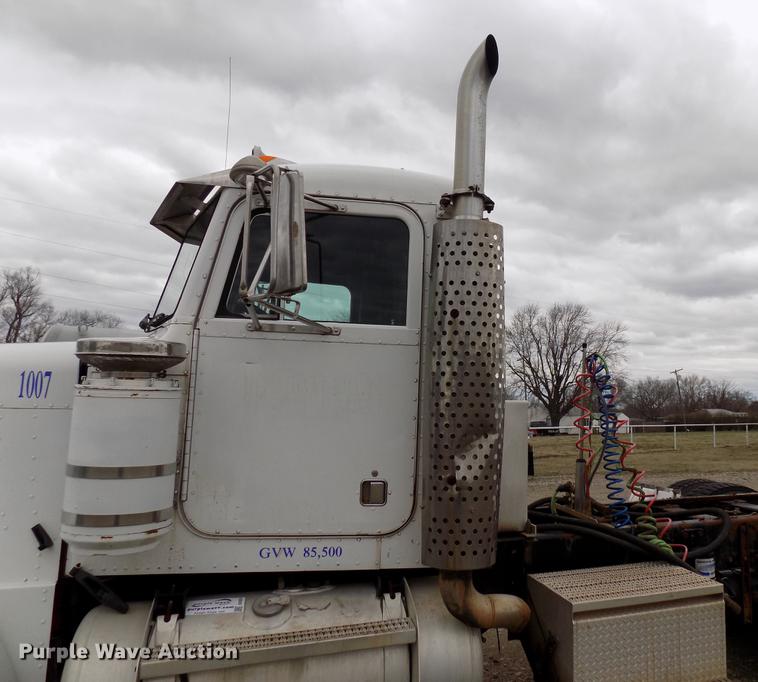 image for item DD3658 2000 Peterbilt 379 semi truck