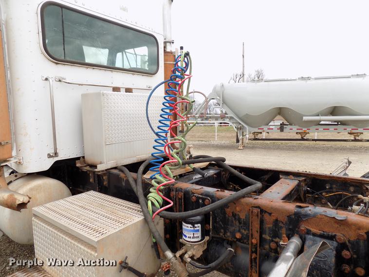 image for item DD3658 2000 Peterbilt 379 semi truck