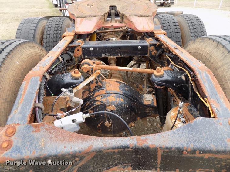 image for item DD3658 2000 Peterbilt 379 semi truck