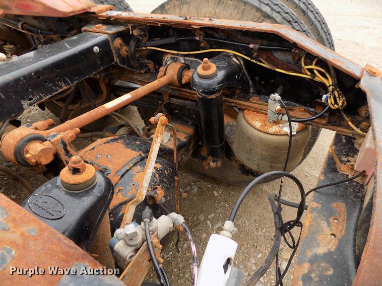 image for item DD3658 2000 Peterbilt 379 semi truck