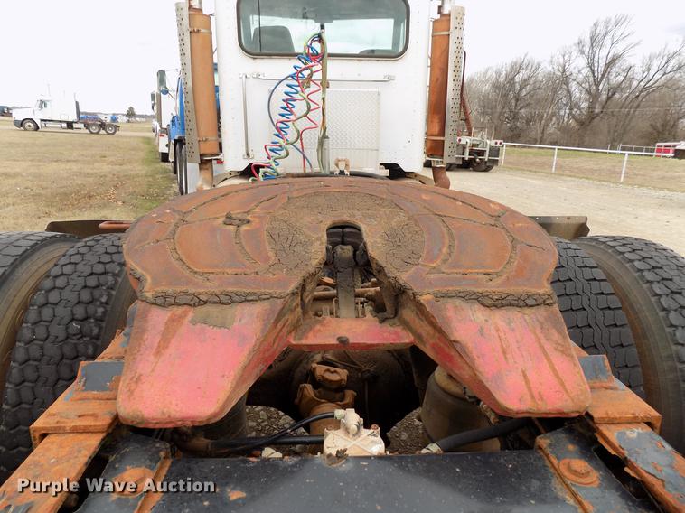 image for item DD3658 2000 Peterbilt 379 semi truck