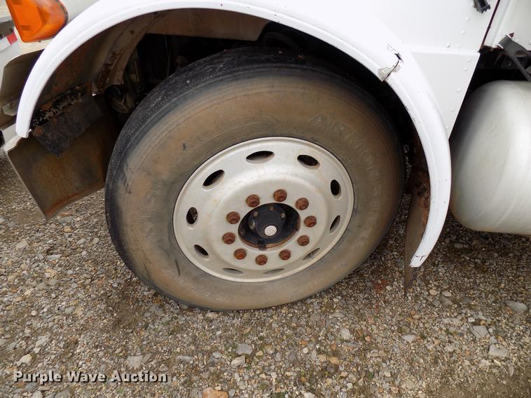 image for item DD3658 2000 Peterbilt 379 semi truck