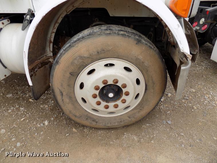 image for item DD3658 2000 Peterbilt 379 semi truck