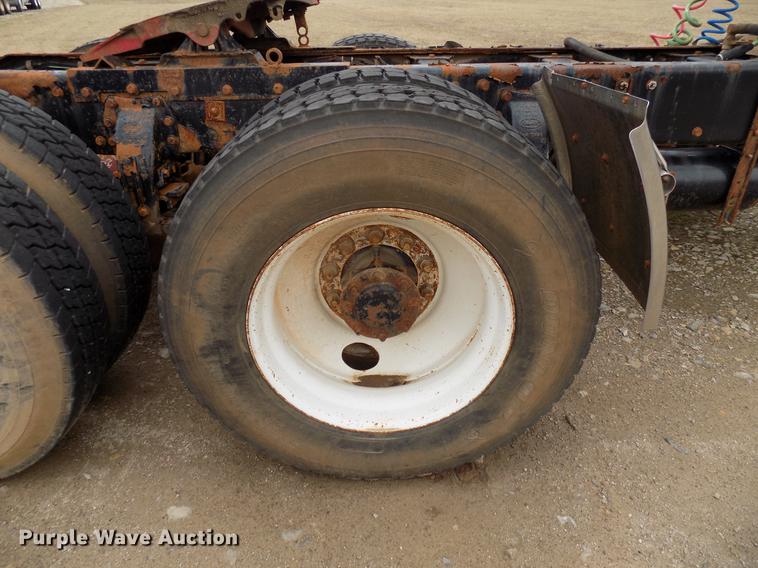 image for item DD3658 2000 Peterbilt 379 semi truck