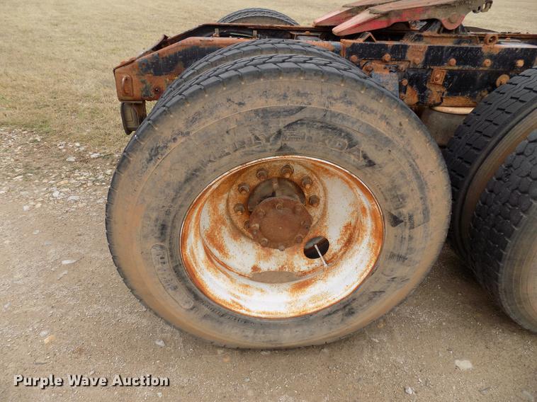 image for item DD3658 2000 Peterbilt 379 semi truck