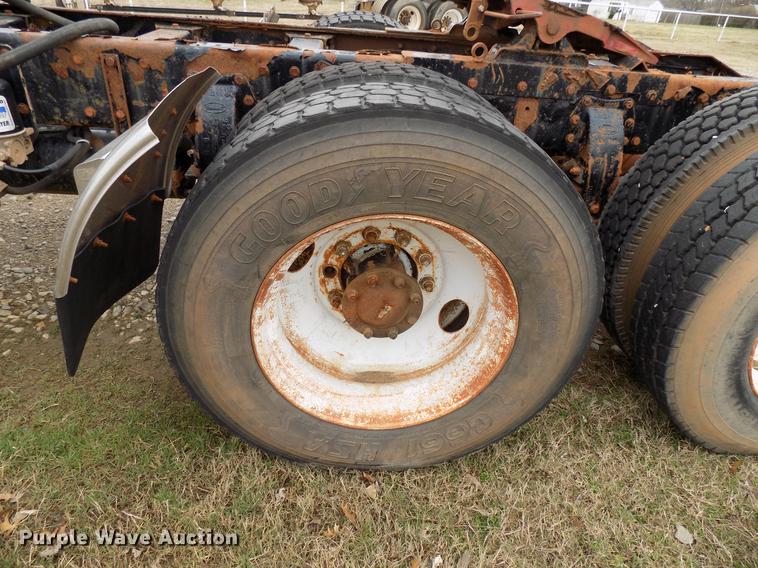 image for item DD3658 2000 Peterbilt 379 semi truck