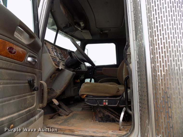 image for item DD3659 2006 Peterbilt 379 semi truck