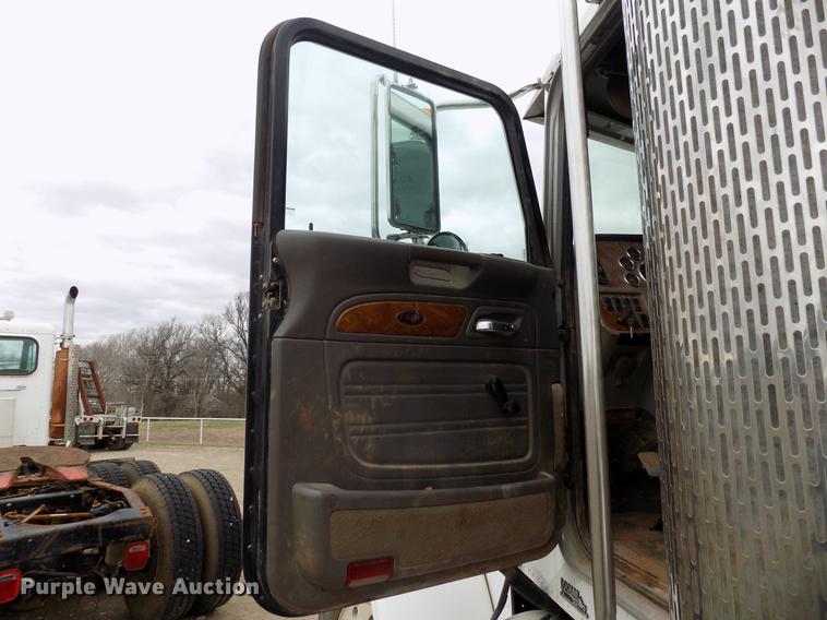 image for item DD3659 2006 Peterbilt 379 semi truck