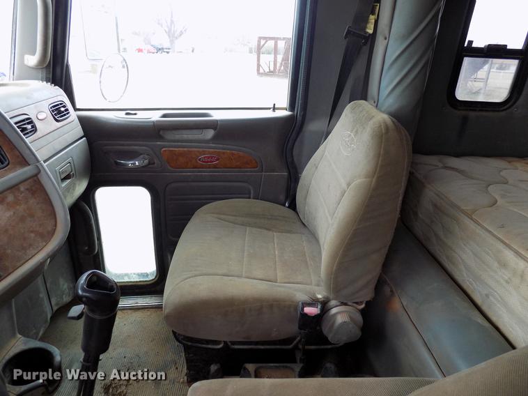 image for item DD3659 2006 Peterbilt 379 semi truck