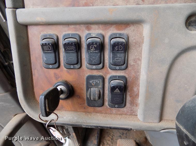 image for item DD3659 2006 Peterbilt 379 semi truck