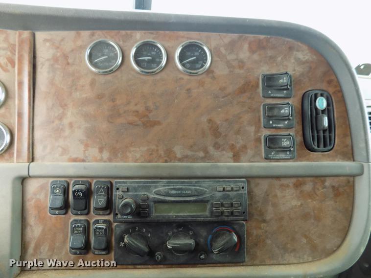 image for item DD3659 2006 Peterbilt 379 semi truck