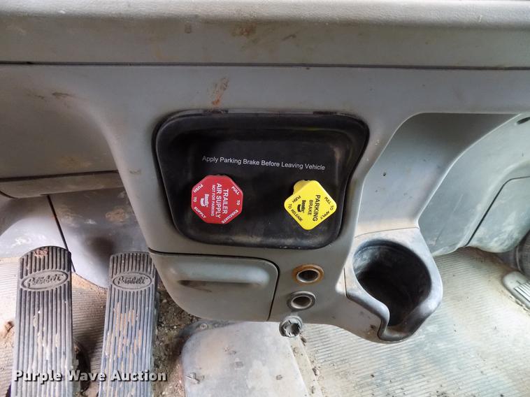 image for item DD3659 2006 Peterbilt 379 semi truck