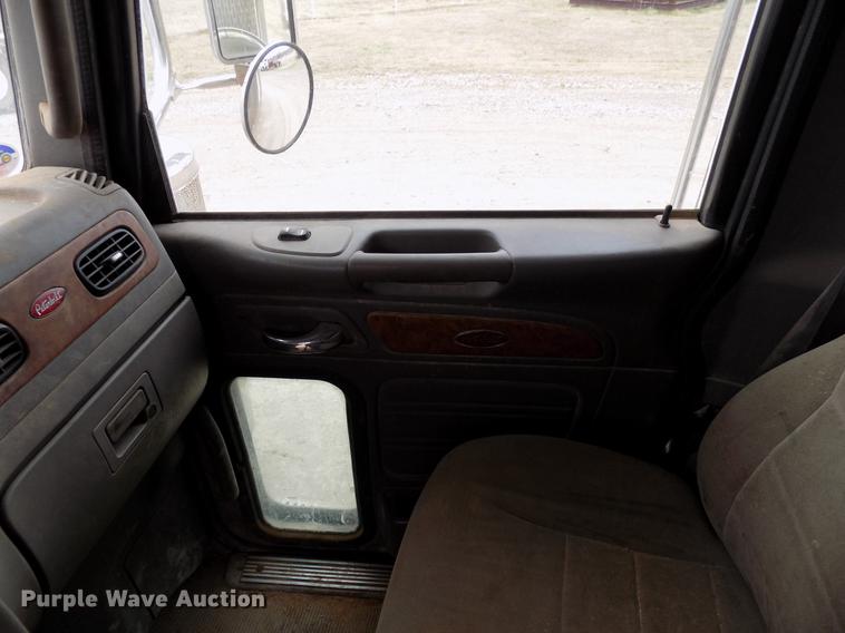 image for item DD3659 2006 Peterbilt 379 semi truck