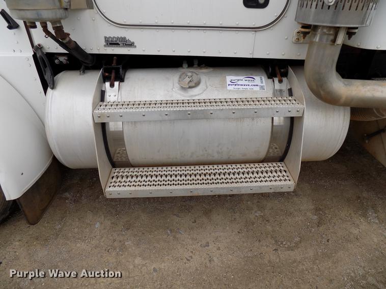 image for item DD3659 2006 Peterbilt 379 semi truck