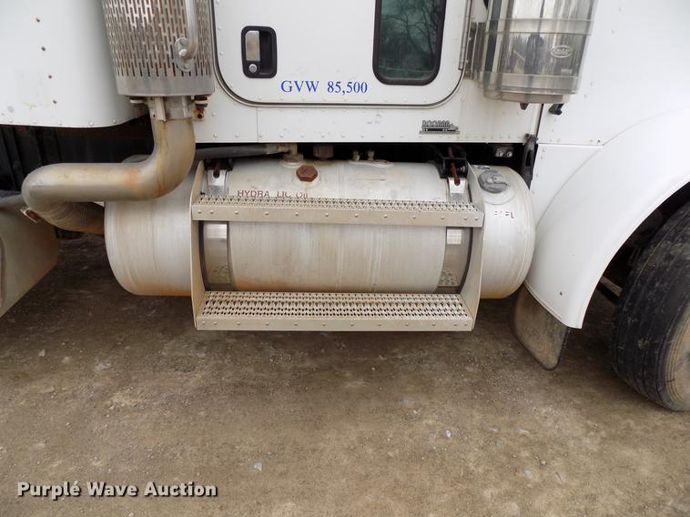 image for item DD3659 2006 Peterbilt 379 semi truck