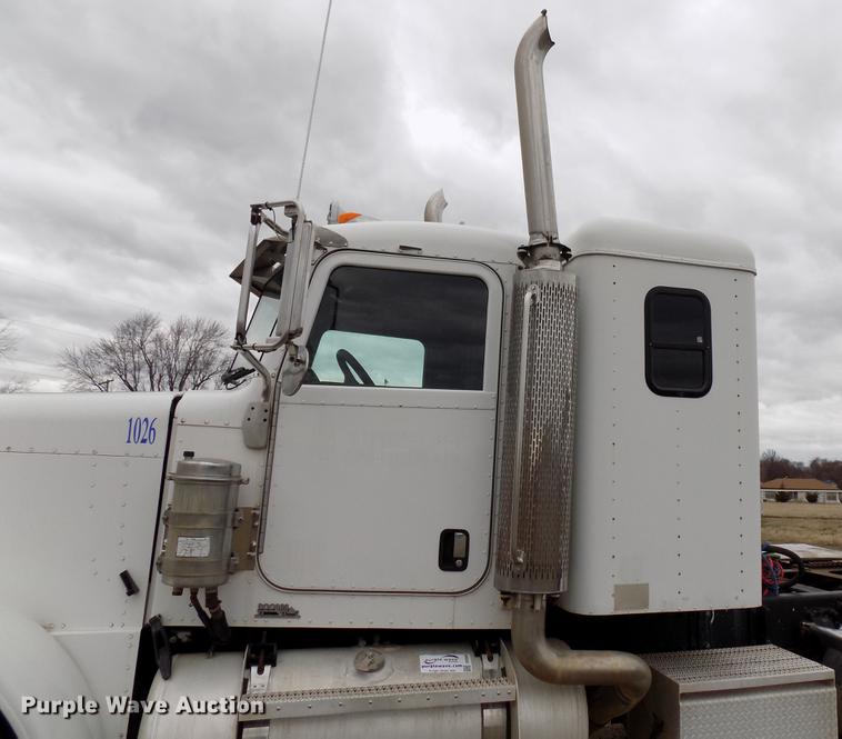 image for item DD3659 2006 Peterbilt 379 semi truck