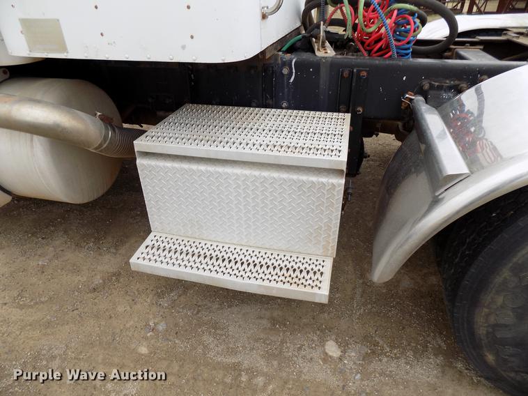 image for item DD3659 2006 Peterbilt 379 semi truck