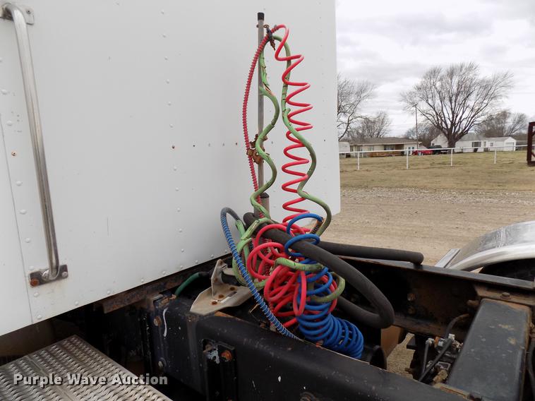 image for item DD3659 2006 Peterbilt 379 semi truck