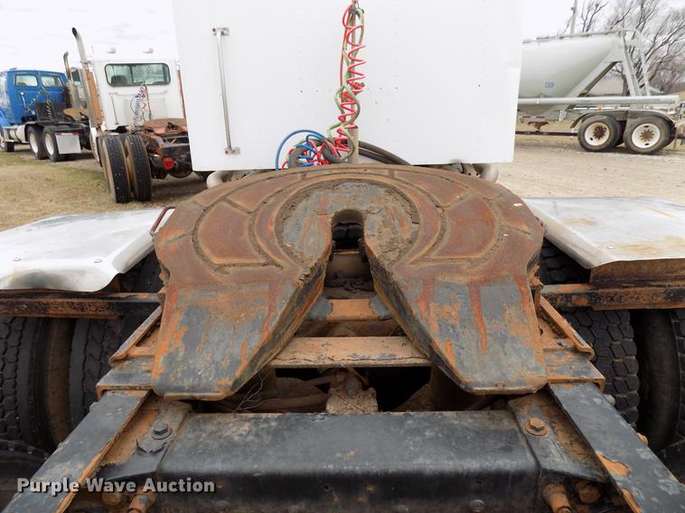 image for item DD3659 2006 Peterbilt 379 semi truck