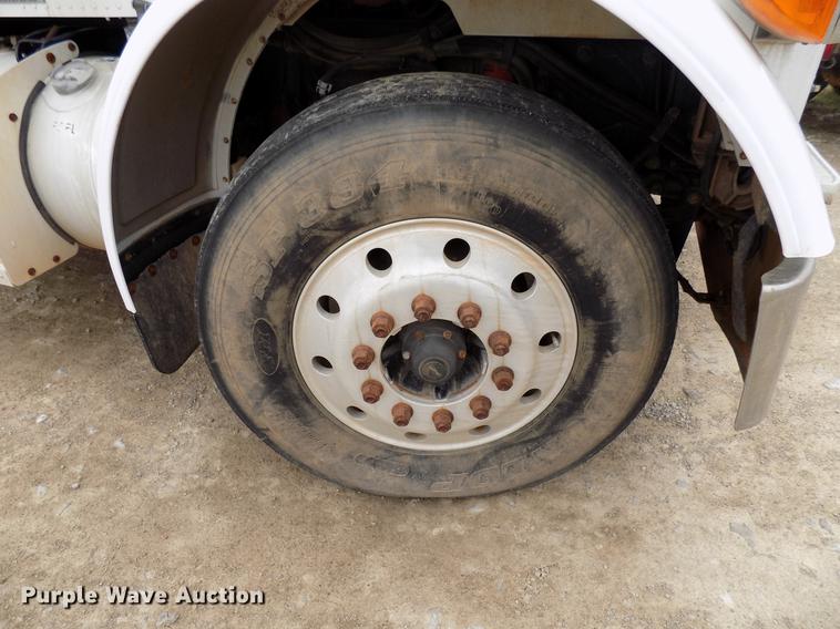 image for item DD3659 2006 Peterbilt 379 semi truck