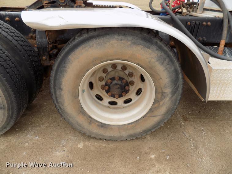 image for item DD3659 2006 Peterbilt 379 semi truck