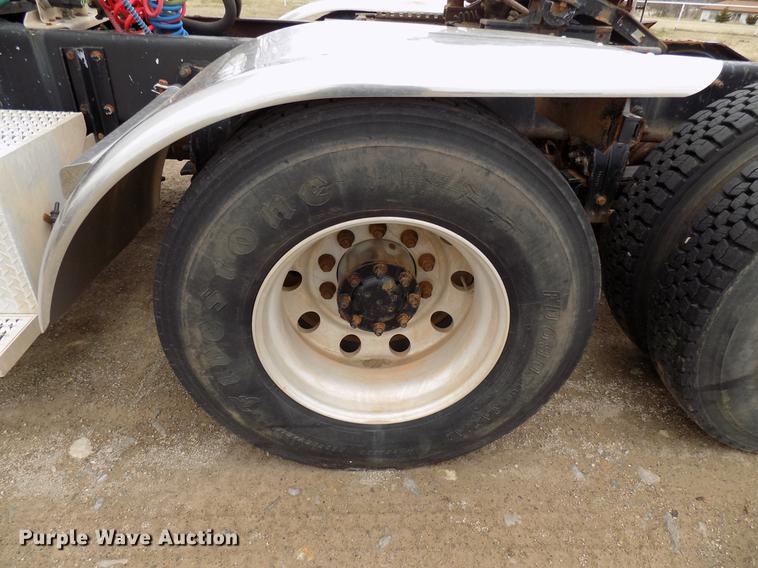 image for item DD3659 2006 Peterbilt 379 semi truck