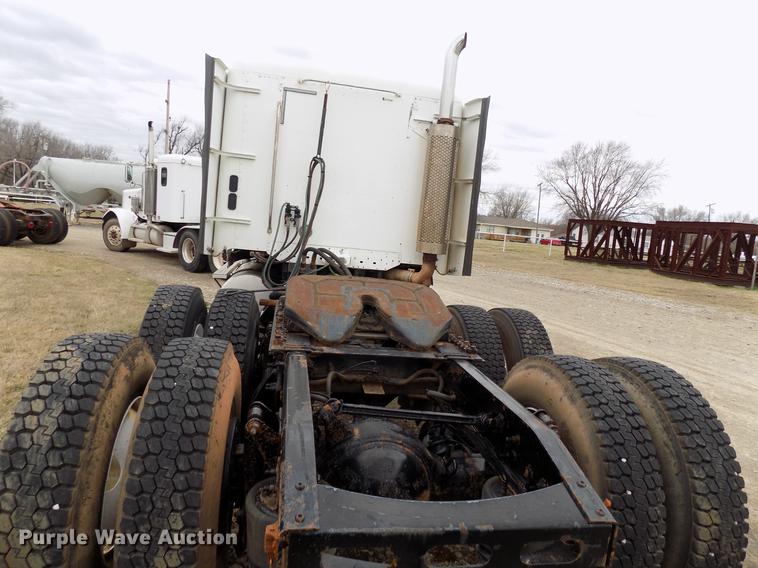 image for item DD3660 2006 Freightliner Century Class semi truck
