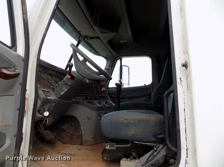 image for item DD3660 2006 Freightliner Century Class semi truck