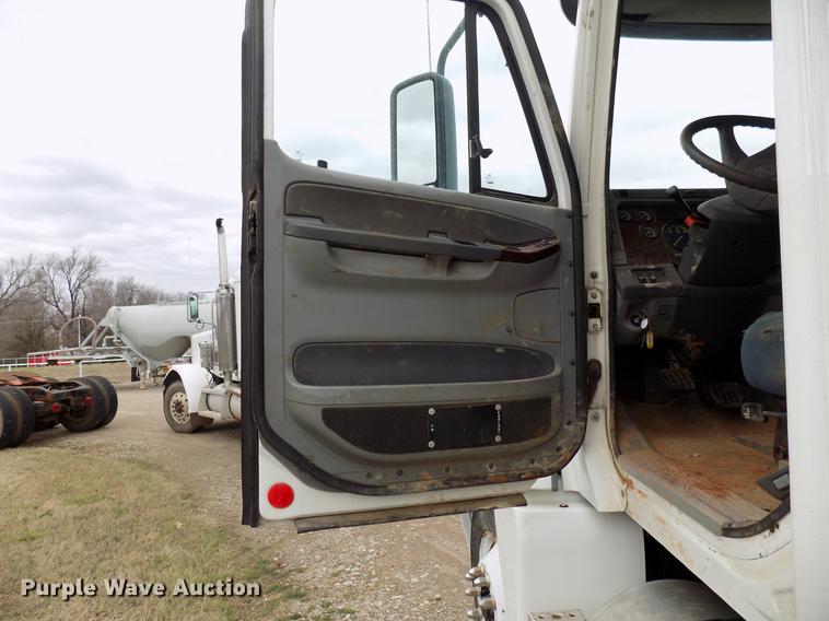 image for item DD3660 2006 Freightliner Century Class semi truck