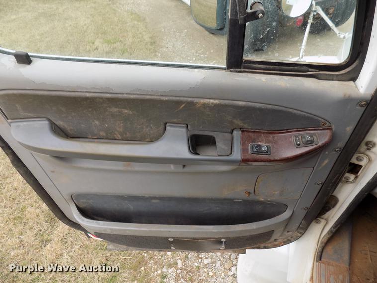 image for item DD3660 2006 Freightliner Century Class semi truck