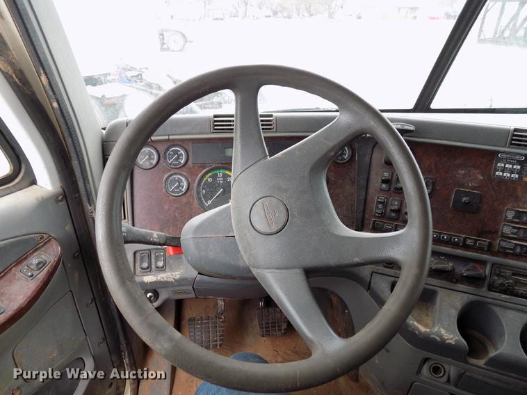image for item DD3660 2006 Freightliner Century Class semi truck