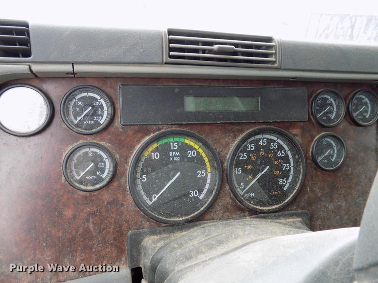 image for item DD3660 2006 Freightliner Century Class semi truck