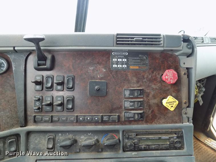 image for item DD3660 2006 Freightliner Century Class semi truck